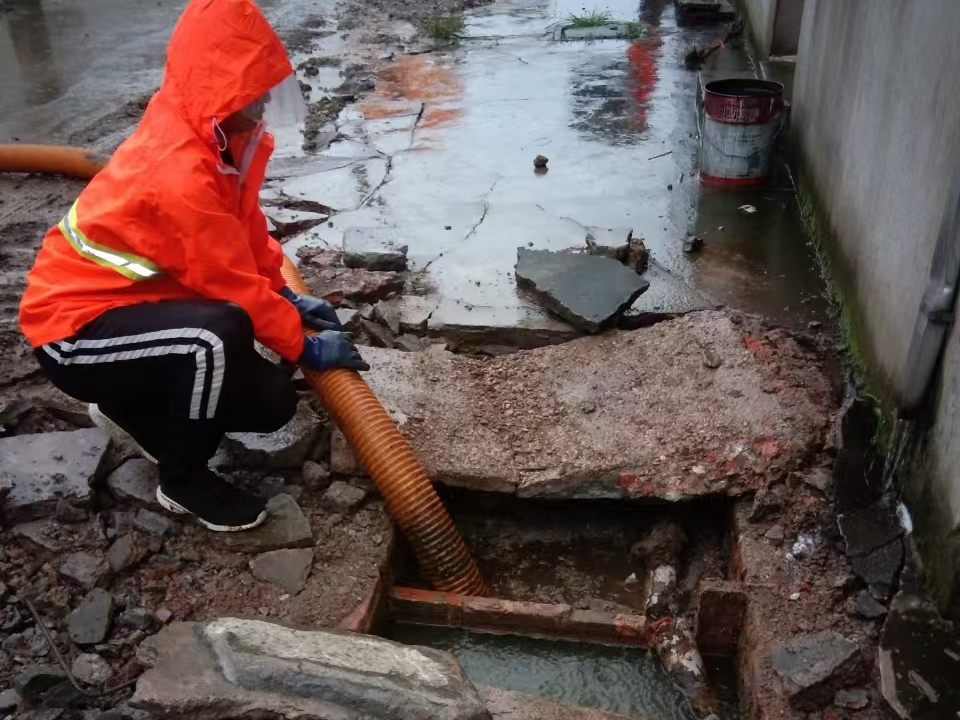 白云专业清理污水池 炜誉市政以规范流程守护城市 “肠道”