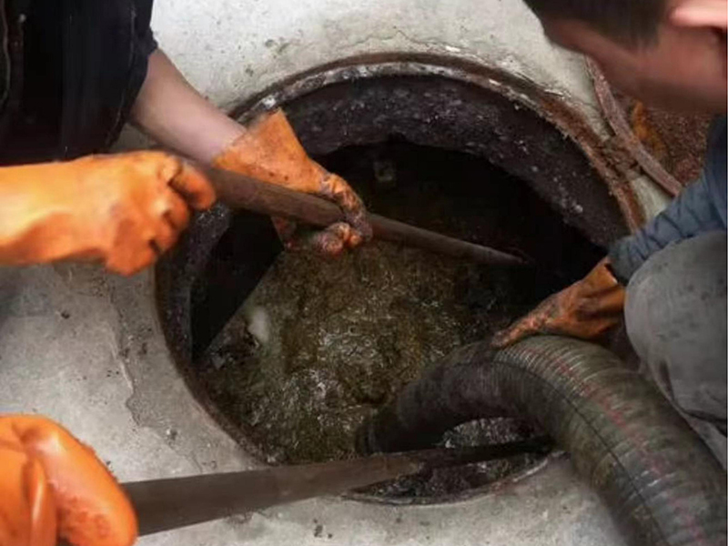 白云清理化粪池时如何避免沼气的危害？